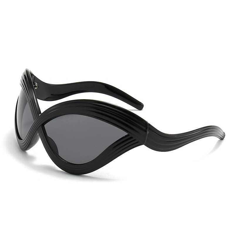 Dame ekstraordinær solbrille med buet design Skanto