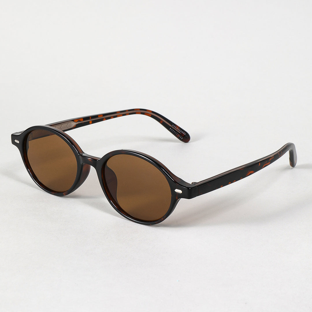 Dame moteriktig solbrille i oval design med stilige detaljer Skanto