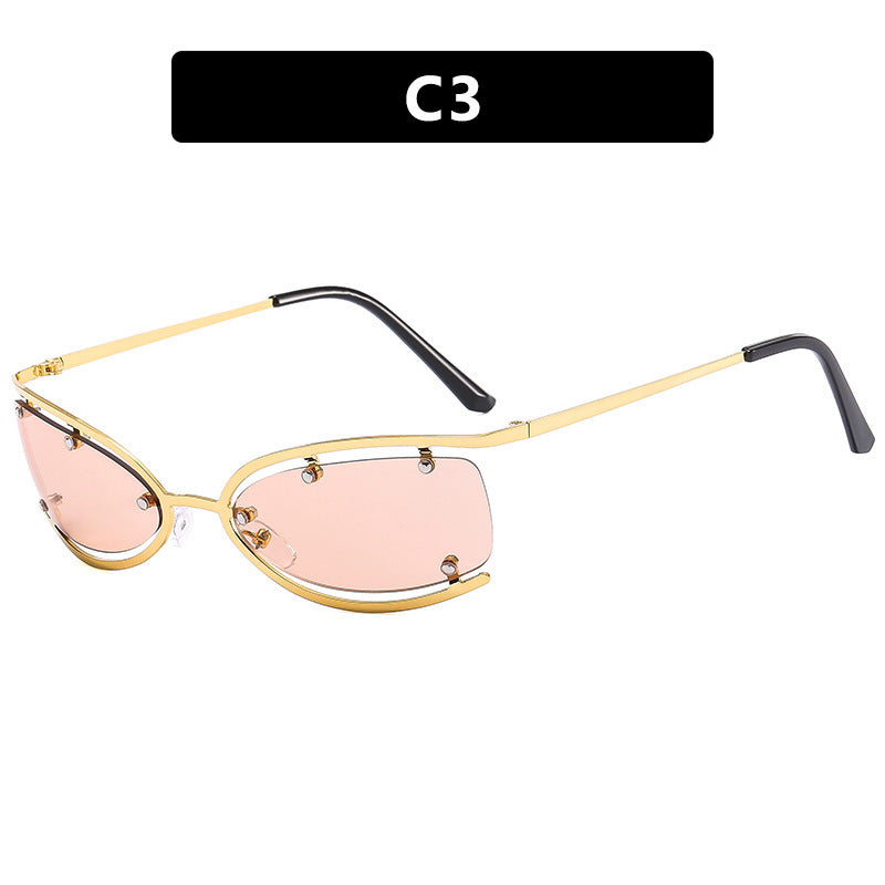 Dame moteriktig solbrille med elegant rammestruktur og trendy linser Skanto