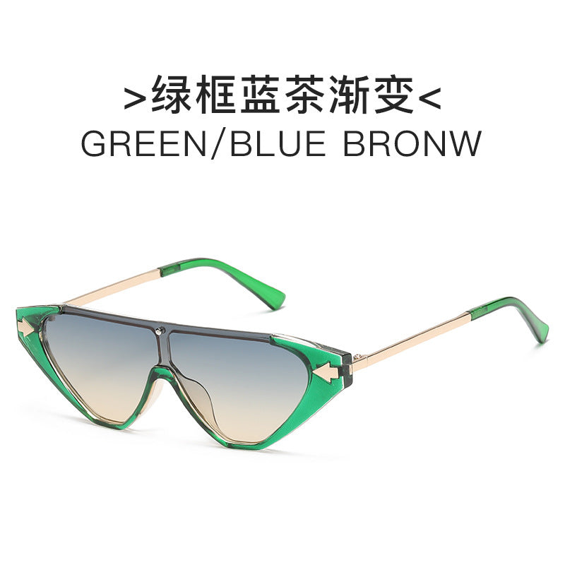 Dame futuristisk solbrille med markant design Skanto