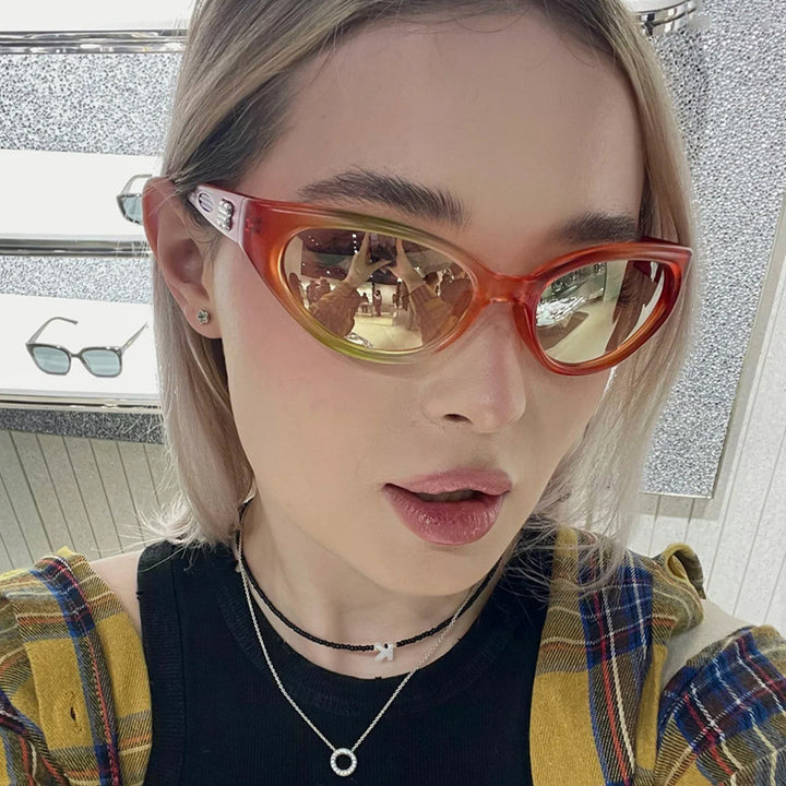 Damer ekstravagant solbrille med buet design Skanto