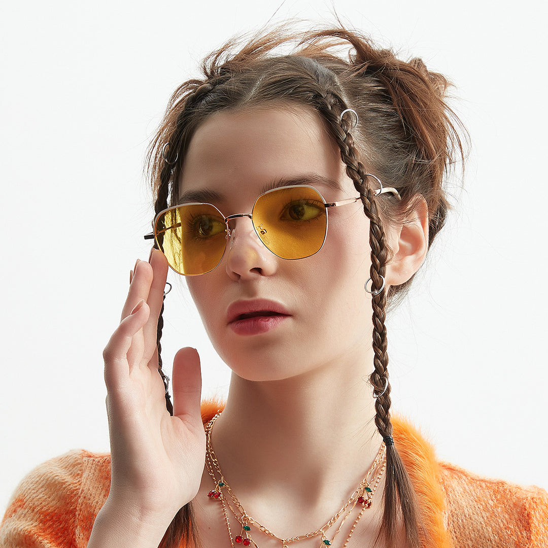 Dame moteriktig solbrille med smal metallramme og blå linser Skanto