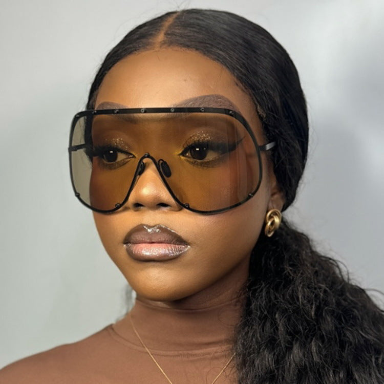 Damer futuristisk solbrille med stor ramme og innovativ design Skanto