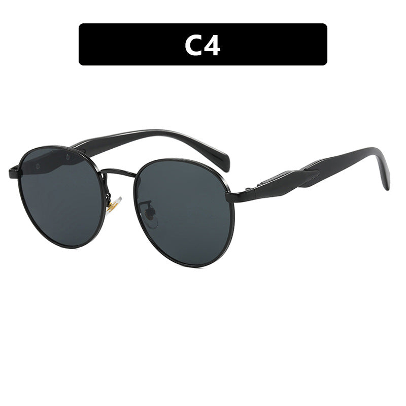 Dame rund solbrille med elegant, gyllen ramme og UV-beskyttelse Skanto