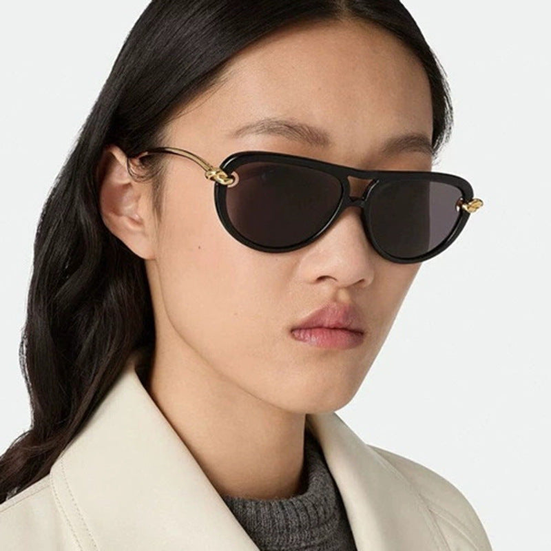 Dame Retro-solbrille med elegant ramme og polariserte linser Skanto