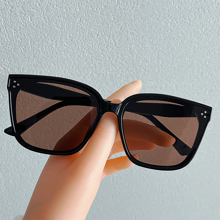 Kvinnelige moteriktige oversized solbriller i retro stil Skanto