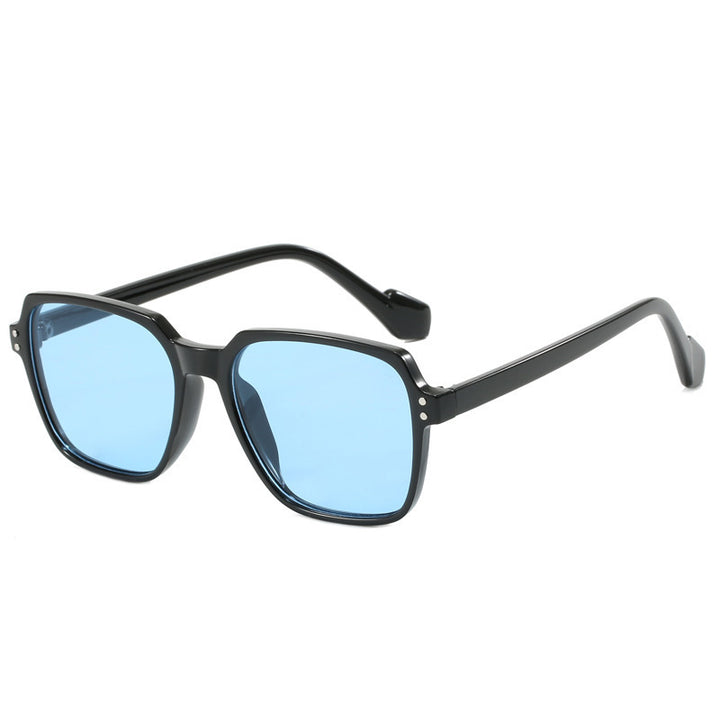 Dame moteriktig solbrille med kraftige, rektangulære linser Skanto