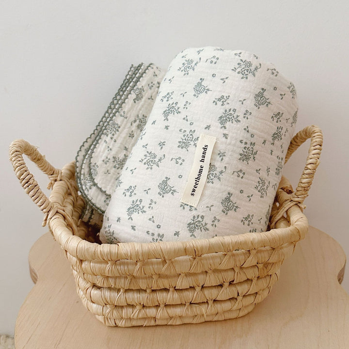 Unisex Musselinteppe med delikat blomsterdesign og elegante volanger Skanto