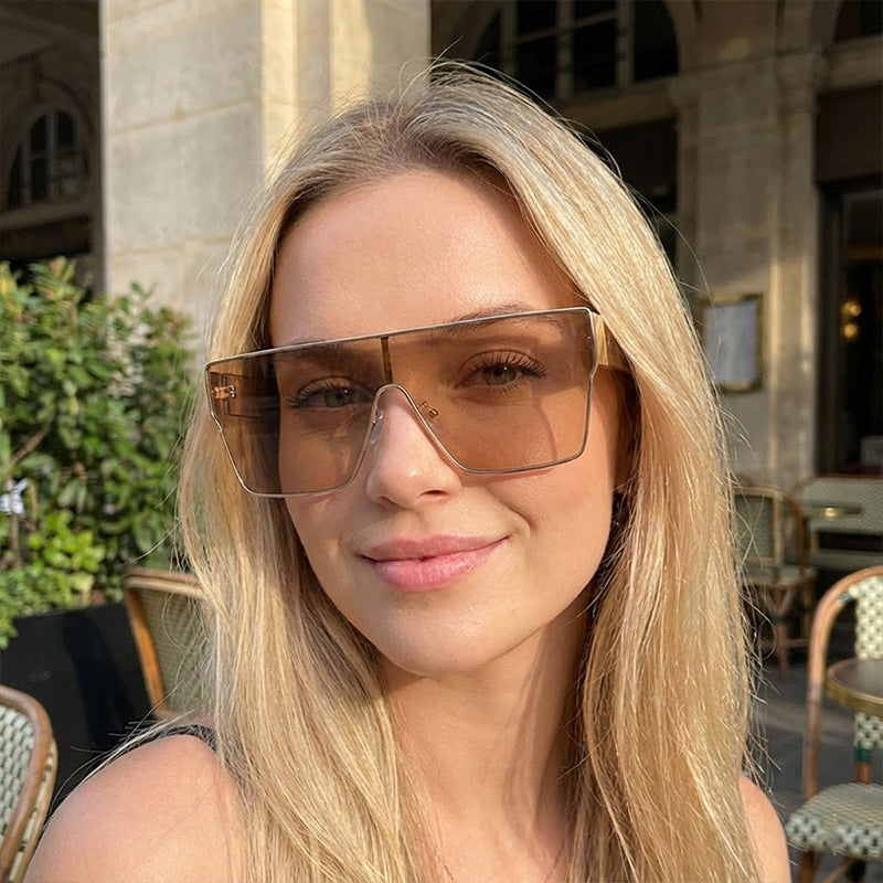Dame Modevisir solbrille med innovativ ramme Skanto