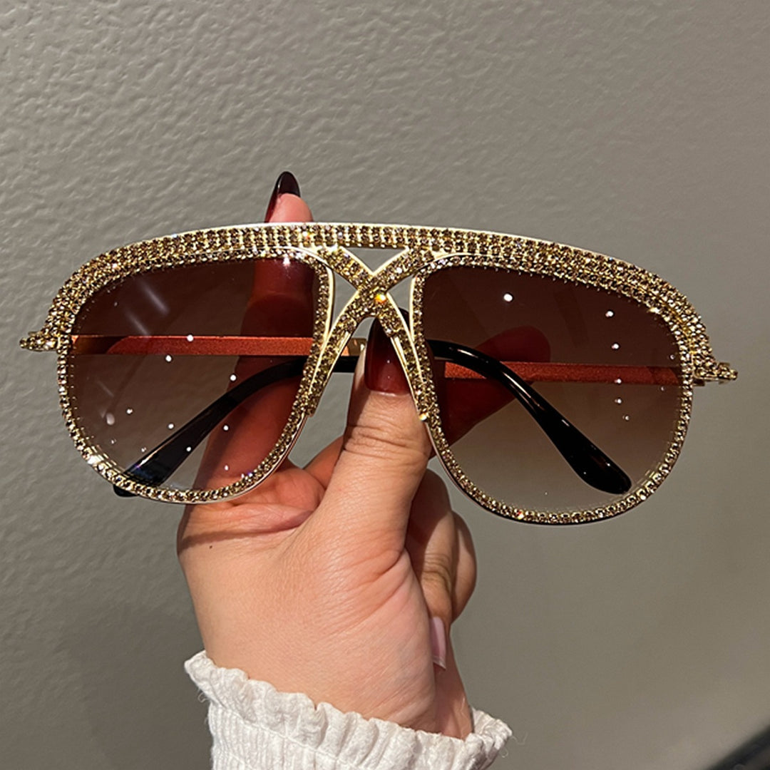 Dame Glamorøs oversized solbrille med glitrende krystallramme Skanto