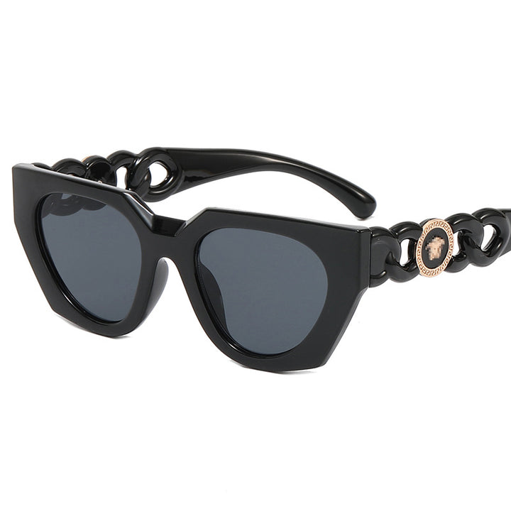 Dame moteriktig solbrille med ekstravagant design og luksuriøse detaljer Skanto