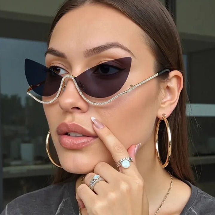 Damer ekstravagant formet Cat-Eye solbrille med glitrende applikasjoner Skanto