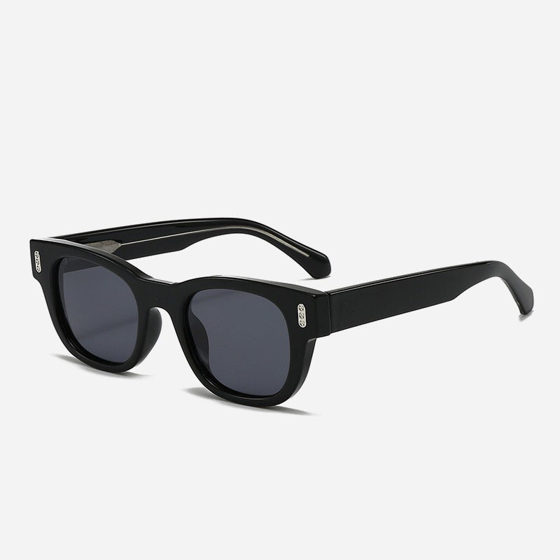 Dame moteriktig solbrille i kvadratisk design Skanto