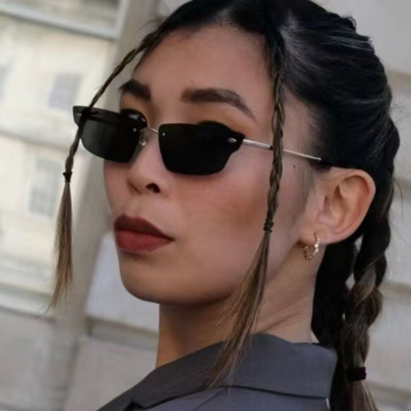 Dame geometrisk solbrille med filigranramme og transparente glass Skanto