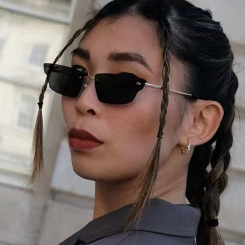 Dame geometrisk solbrille med filigranramme og transparente glass Skanto