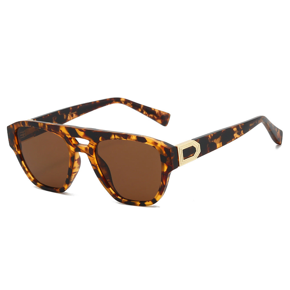 Dame Designer-solbrille med moderne, kantete ramme og gradient Skanto