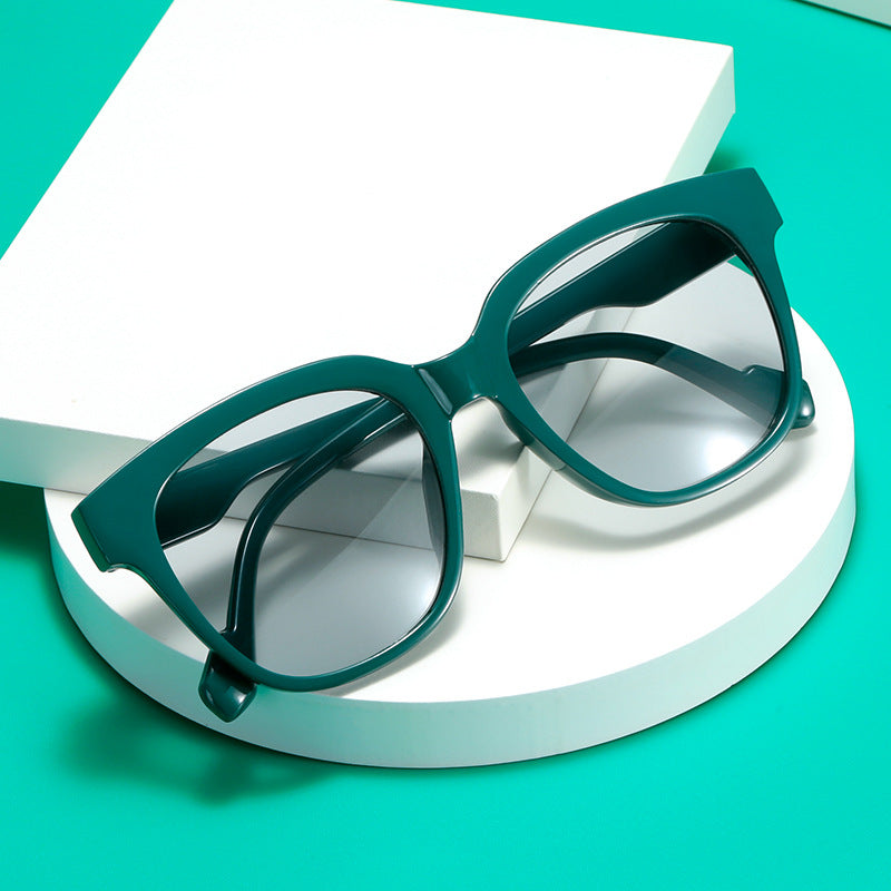 Damer klassisk solbrille med moderne oversized ramme Skanto