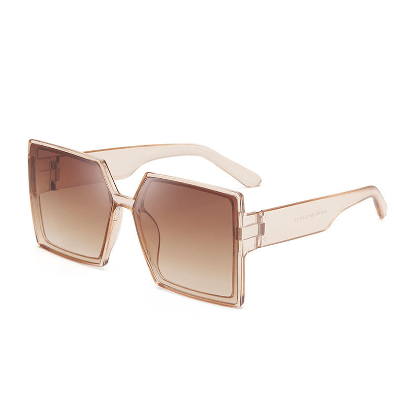 Dame kvadratisk solbrille med robust ramme og stillegant design Skanto