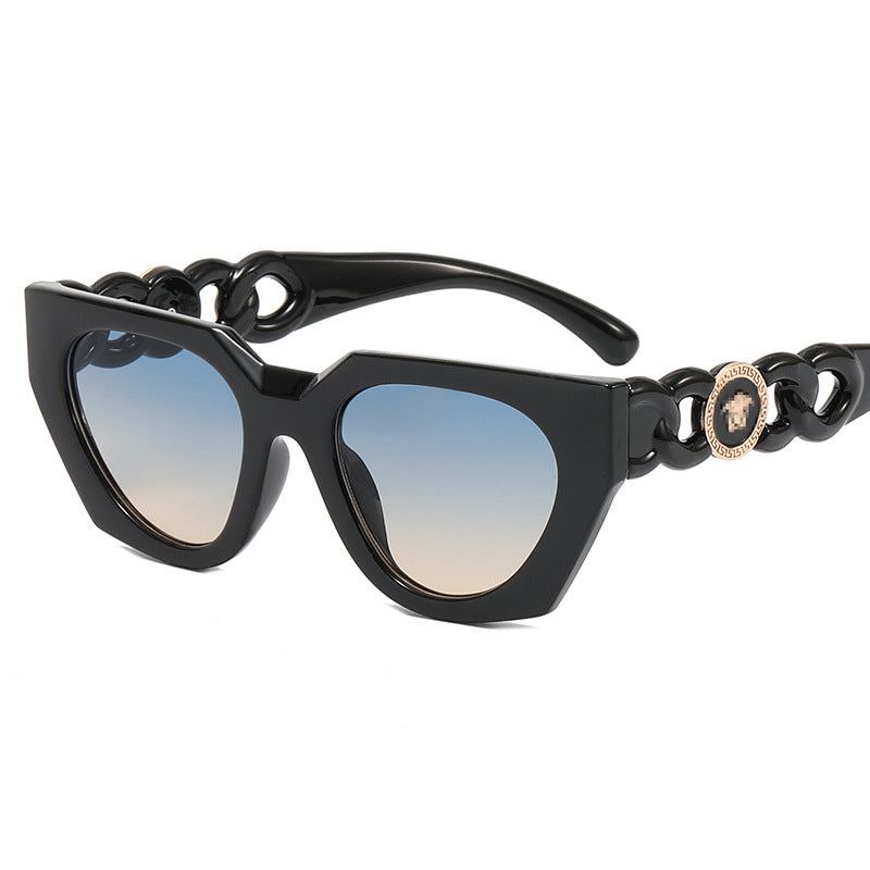 Dame moteriktig solbrille med ekstravagant design og luksuriøse detaljer Skanto