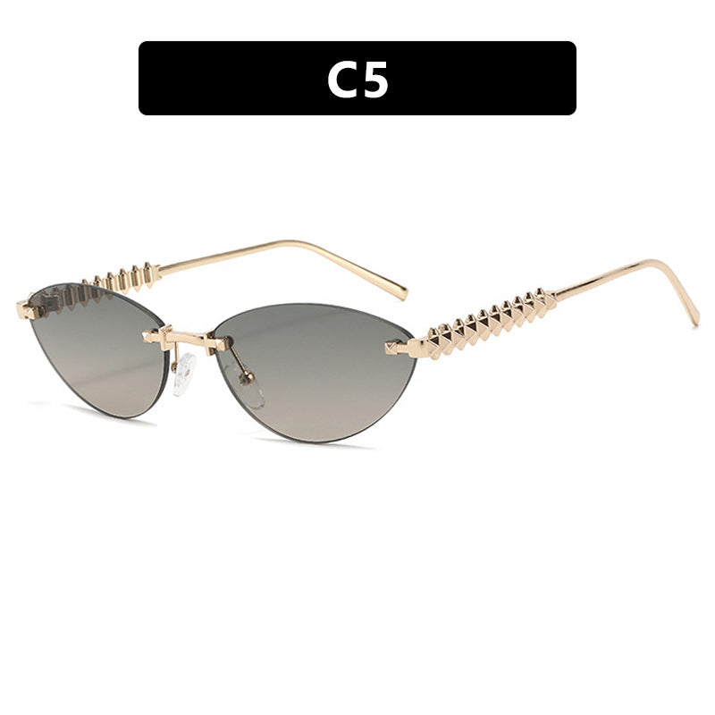 Dame solbrille i moderne, geometrisk design med stilfull metallramme og UV-beskyttelse Skanto