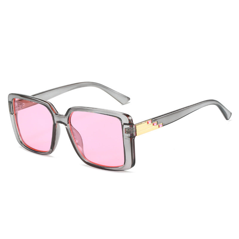 Dame moteriktig firkantet solbrille med trendy detaljer Skanto