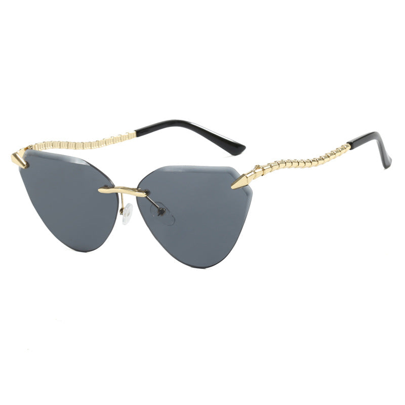 Dame Cat-Eye solbriller med unikt gullrammedesign og beskyttende linser Skanto