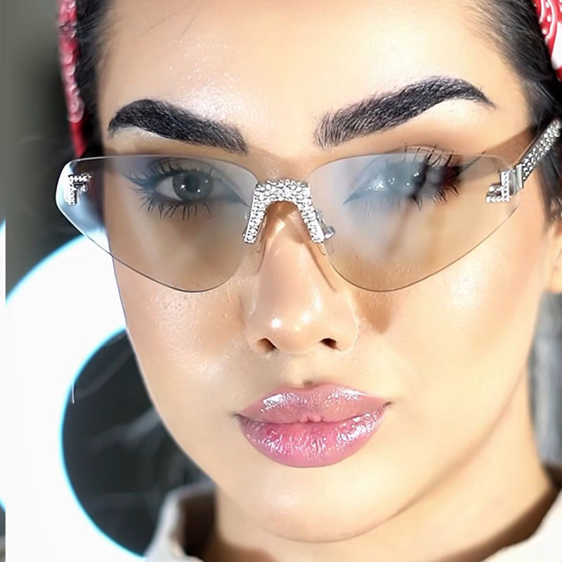 Dame Designer katteøyne-solbrille med glitrende strass-dekor Skanto