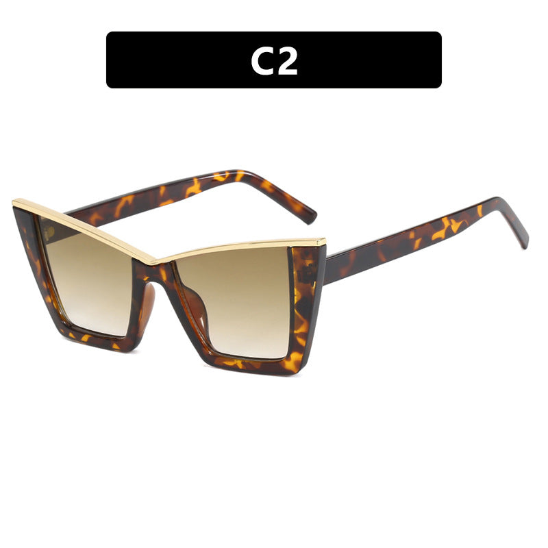 Dame moderne Cat-Eye solbriller med ekspressivt design og beskyttende UV-filter Skanto