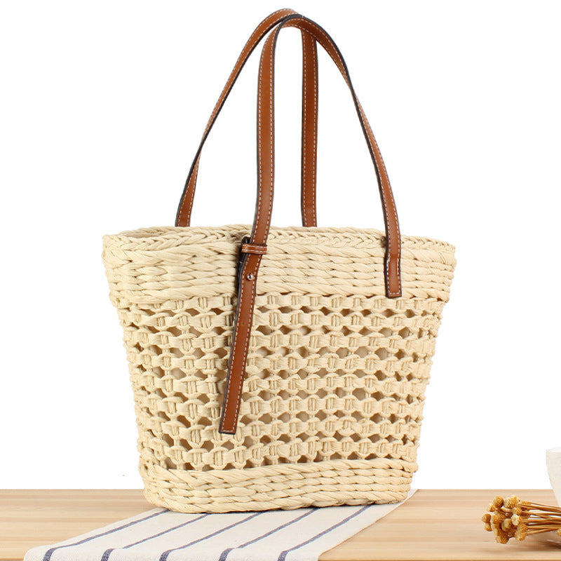 Woven natural material handbag with comfortable carrying handle Skanto
