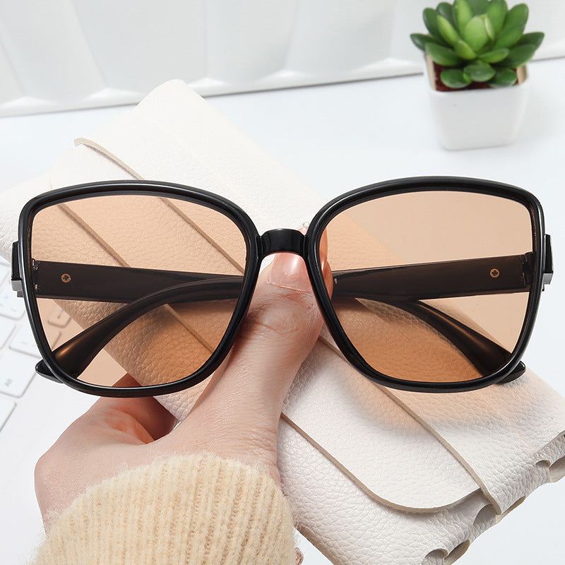 Dame elegante oversized solbriller i moderne design Skanto