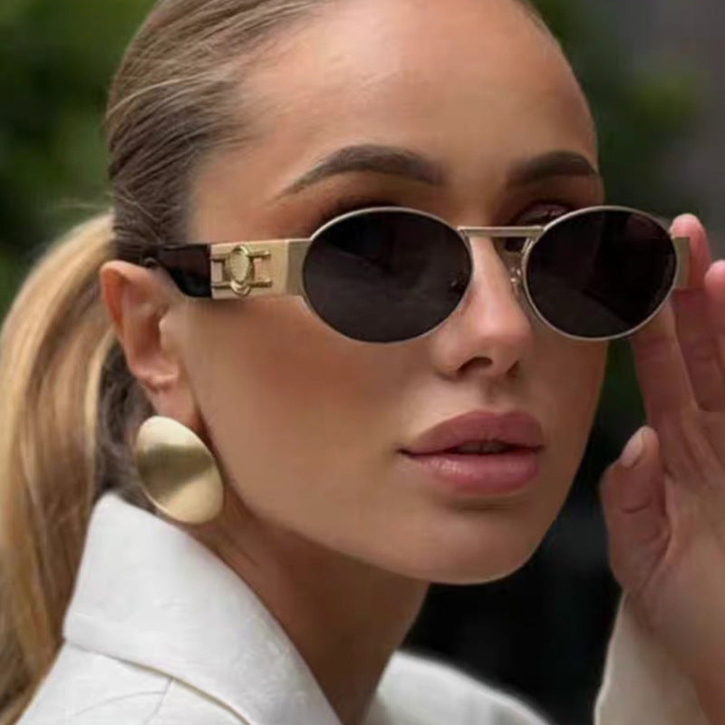 Dame rund solbrille med moderne metallramme og UV-beskyttelse Skanto