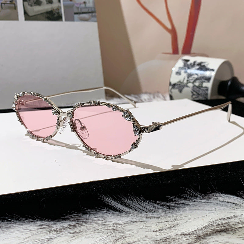 Dame eksklusiv solbrille med glitrende strass-dekor og elegant metallramme Skanto