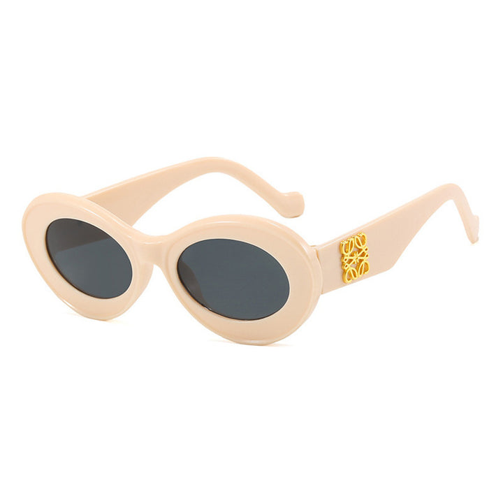 Dame fashionable solbriller med oval ramme og gullakenter Skanto