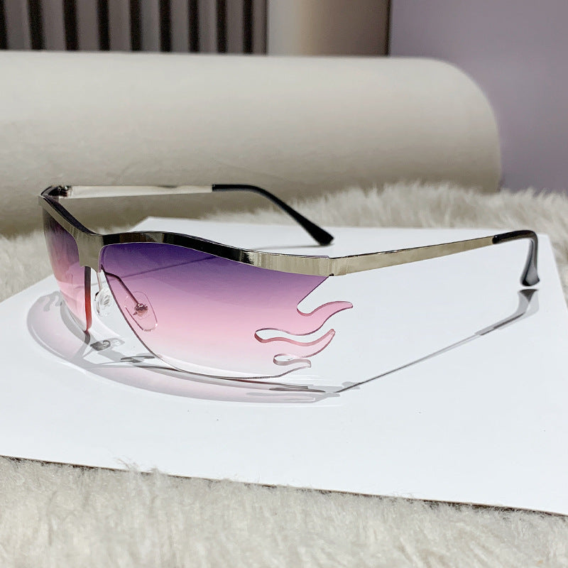 Dame futuristisk solbrille med markant design Skanto