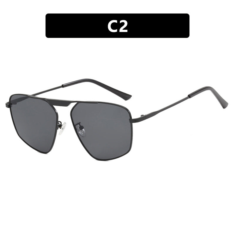 Dame solbrille i moderne, geometrisk design med robust metallramme Skanto