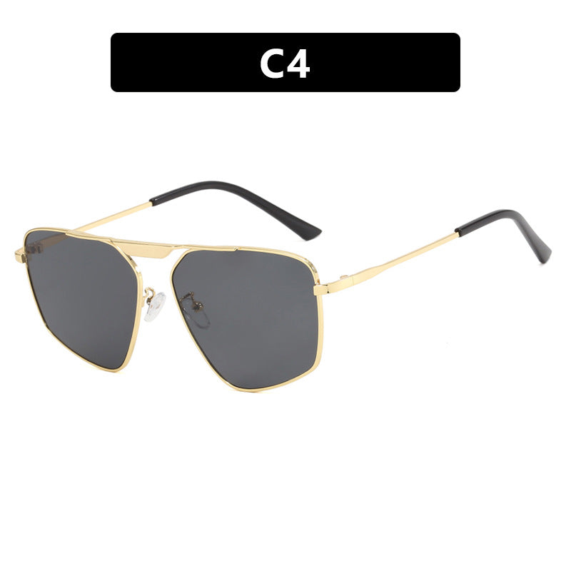 Dame solbrille i moderne, geometrisk design med robust metallramme Skanto