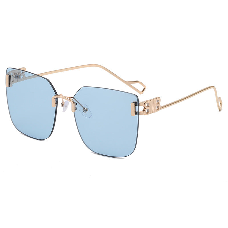 Dame elegant firkantet solbrille med gullfarget metalramme Skanto