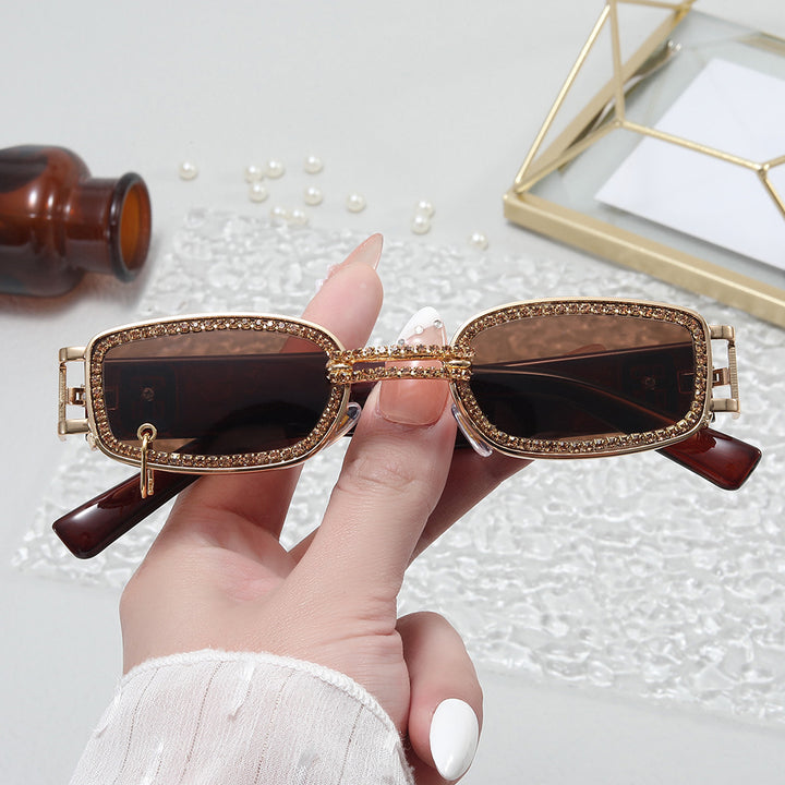 Dame moteriktig solbrille med glitrende krystalramme Skanto