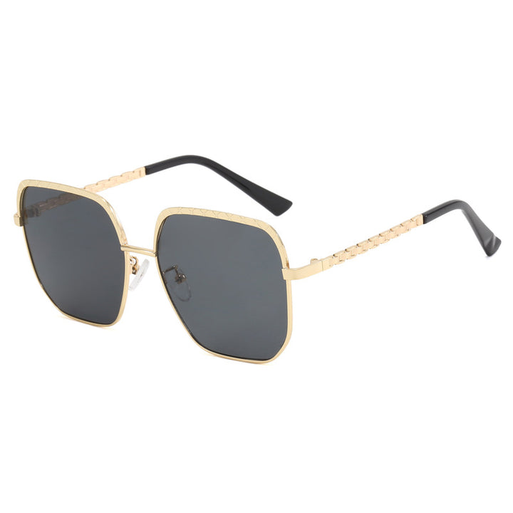 Dame moteriktig solbrille med firkantet ramme og stilige detaljer Skanto