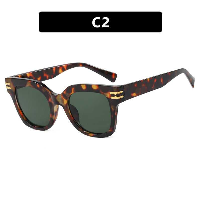 Dame moteriktig solbrille med elegante aksenter Skanto