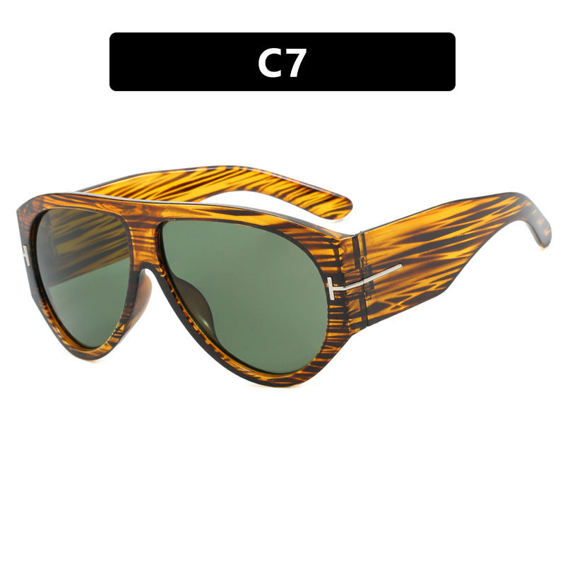 Dame elegant solbrille i markant design Skanto