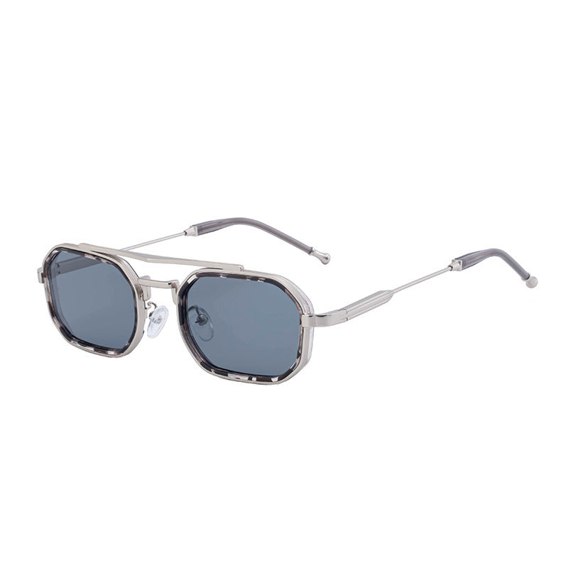 Dame moteriktig solbrille i iøynefallende, asymmetrisk design Skanto