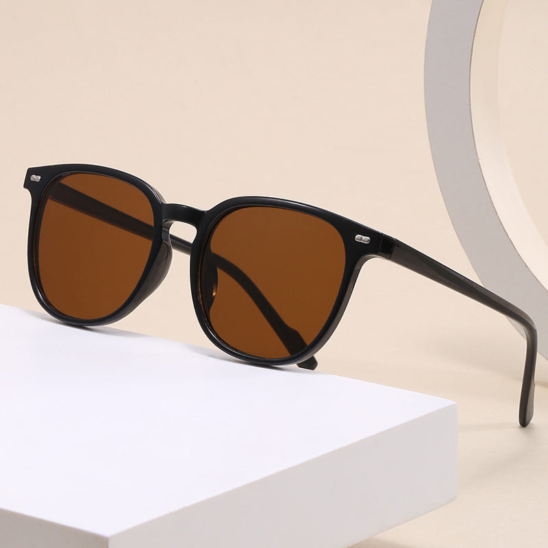 Dame stylish solbrille med transparent ramme og elegant design Skanto