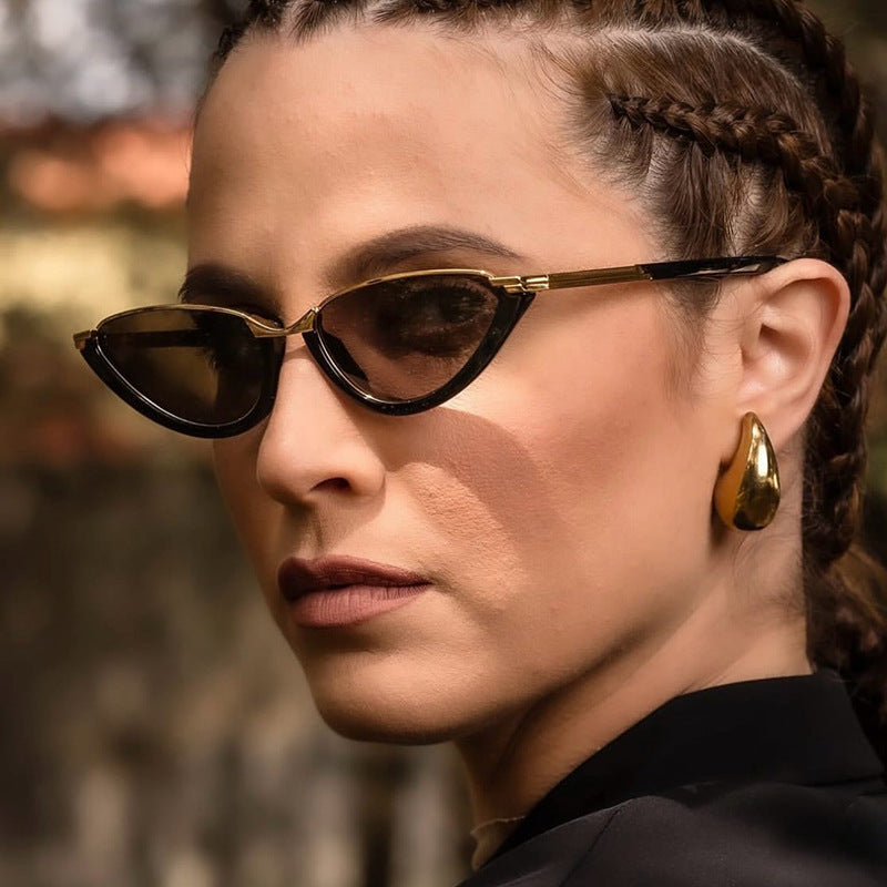 Dame futuristiske Cat-Eye solbriller med gyldne detaljer Skanto