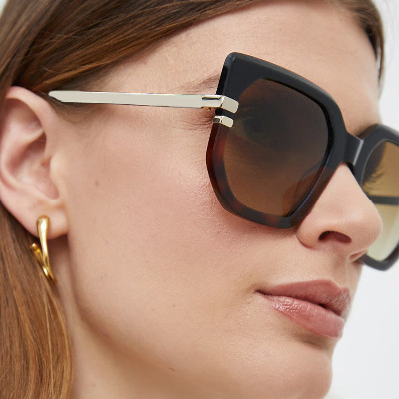 Dame geometrisk solbrille med luksuriøs gullramme og polariserte glass Skanto