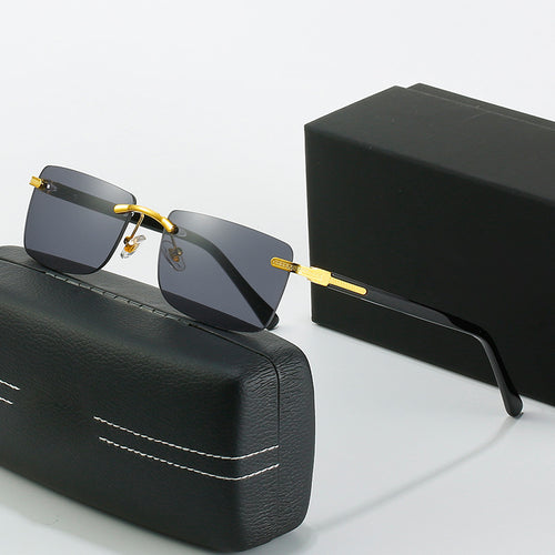 Dame moteriktig solbrille med stilren, firkantet ramme og elegante metallkanter Skanto