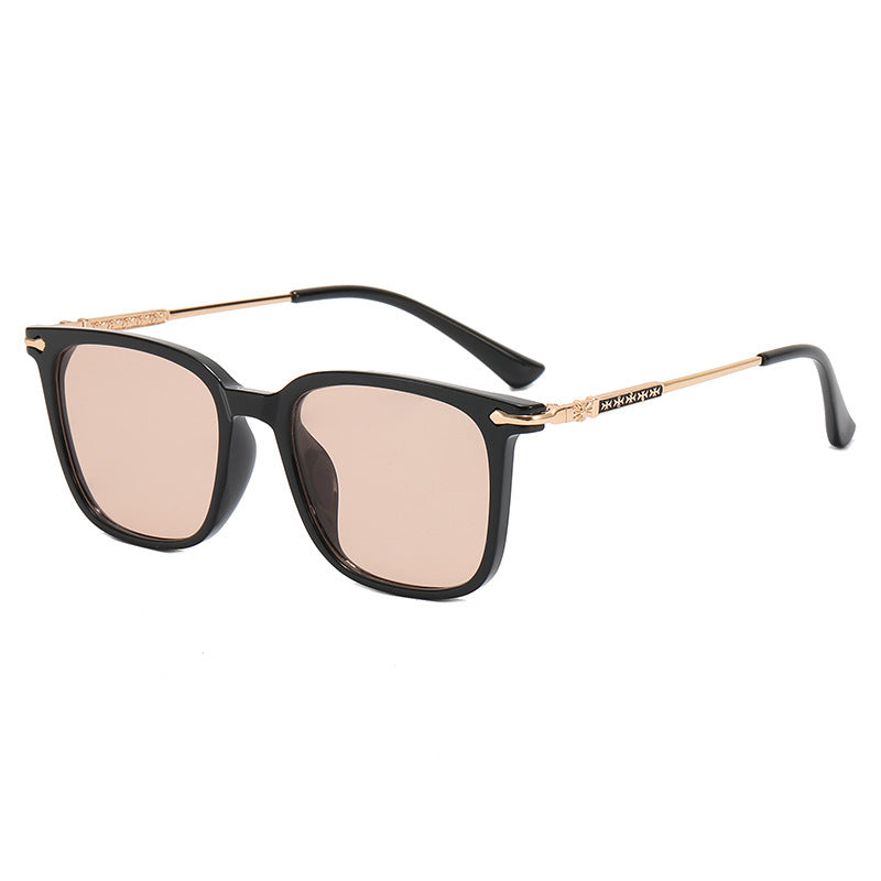 Dame moteriktig solbrille med elegant ramme og kontrasterende glass Skanto