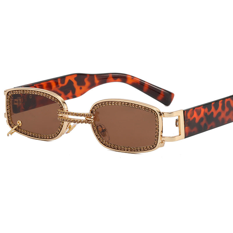 Dame moteriktig solbrille med glitrende krystalramme Skanto