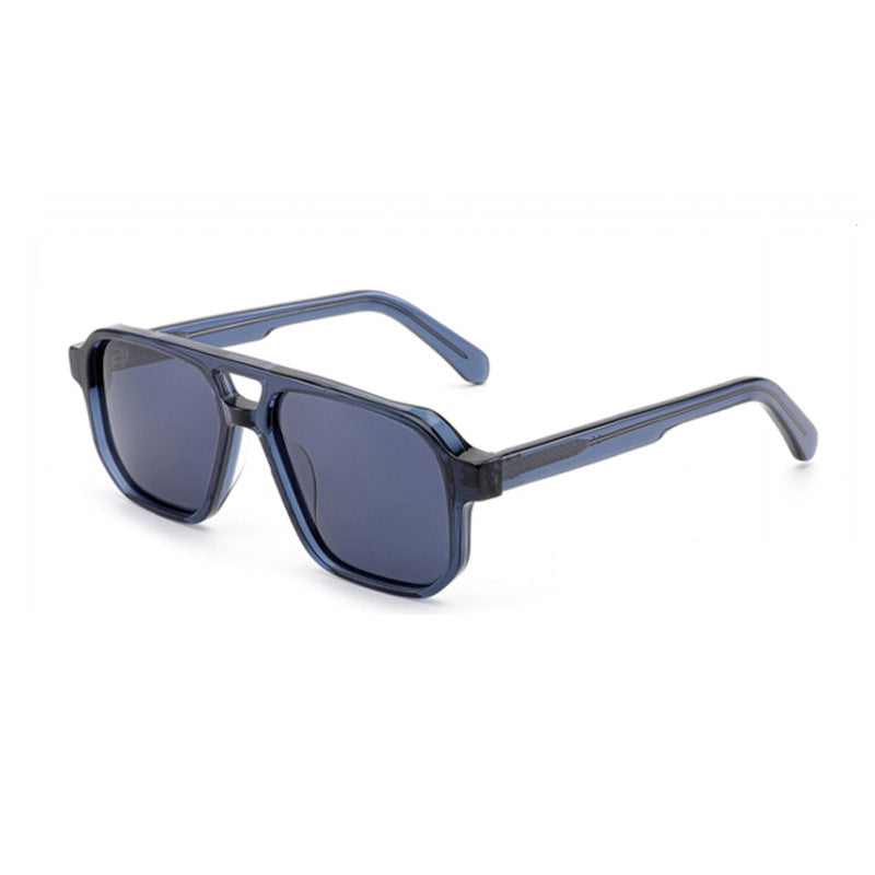Dame solbrille i moderne, geometrisk design med robust ramme og UV-beskyttelse Skanto