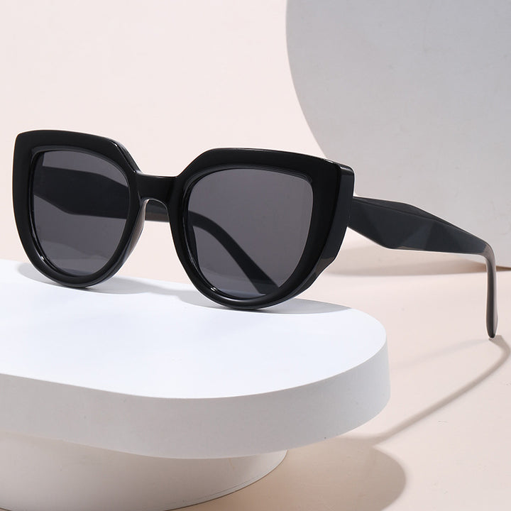 Dame moterik oversized solbriller med unikt design Skanto